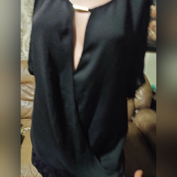 Michael Kors Black Cut Out V Neck w/Gold Bar Top rich black short sleeve size M - Picture 3 of 9